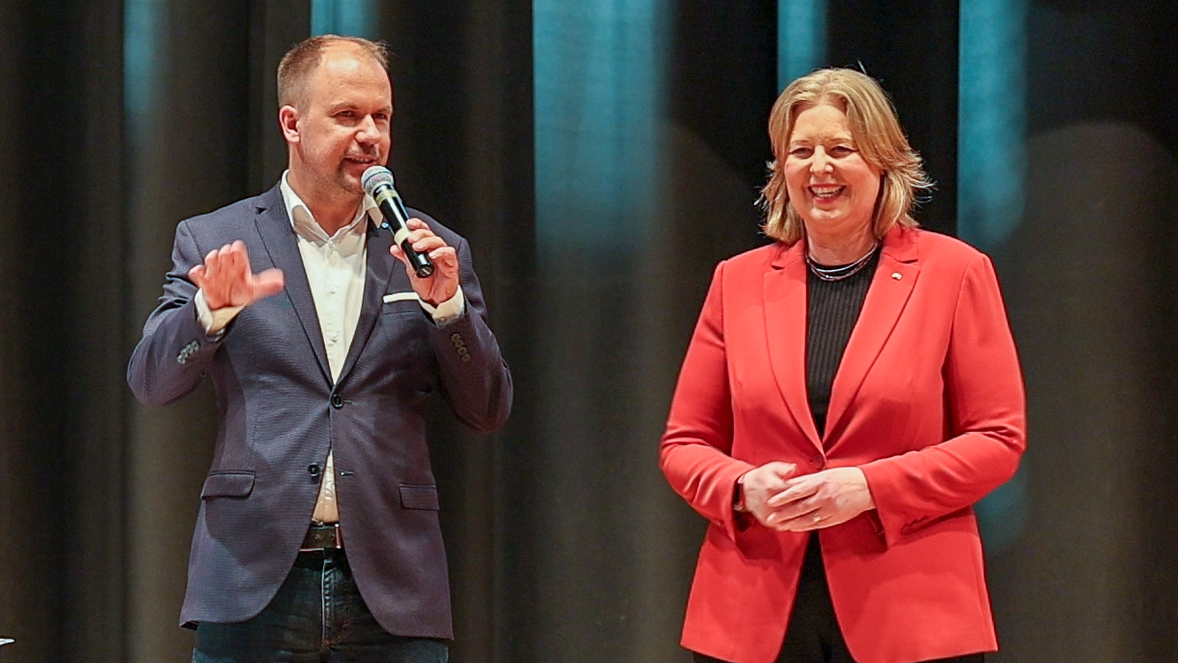 Alexander Heine, Bürgermeisterkandidat der CDU in Wickede (Ruhr), mit Bundestagspräsidentin Bärbel Bas (SPD)
